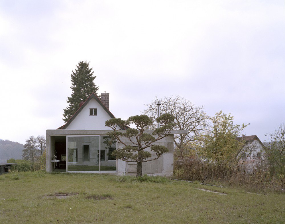 55497f6de58ece0f3c000056_antivilla-brandlhuber-emde-schneider_antivilla_brandlhuber___emde__schneider_ansicht_rachel_foto_erica_overmeer-1000x788