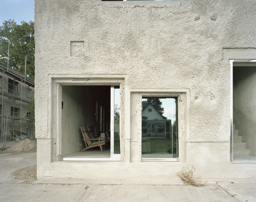 5549800fe58ece0f3c00005b_antivilla-brandlhuber-emde-schneider_antivilla_brandlhuber___emde__schneider_detail_fassade_foto_erica_overmeer-1000x788