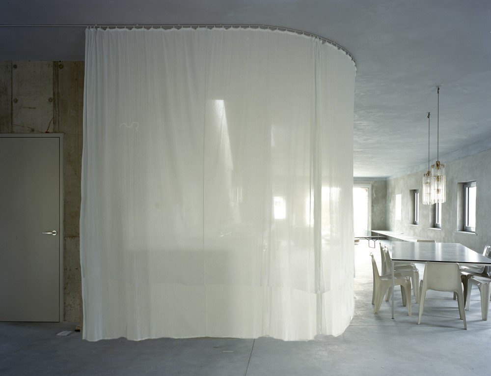 554981e0e58ece61f2000001_antivilla-brandlhuber-emde-schneider_antivilla_brandlhuber___emde__schneider_funktionskern_k-che_foto_erica_overmeer-1000x765