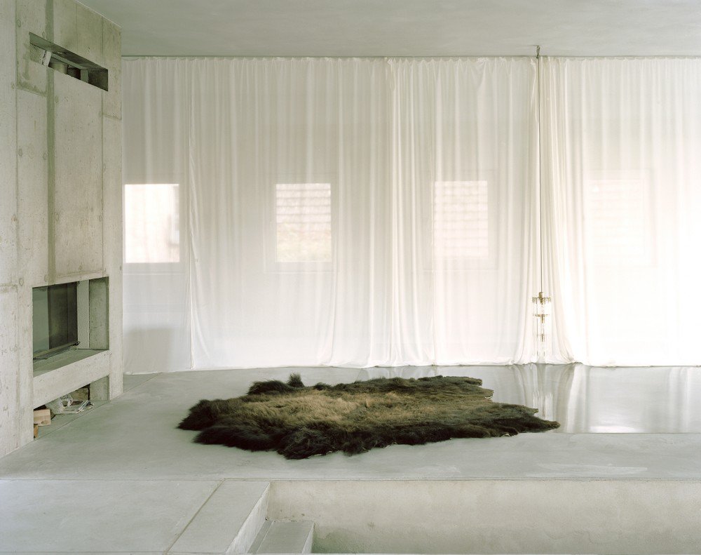 55498291e58ece423b000009_antivilla-brandlhuber-emde-schneider_antivilla_brandlhuber___emde__schneider_klimazone_schlafen_winter_foto_erica_overmeer-1000x791